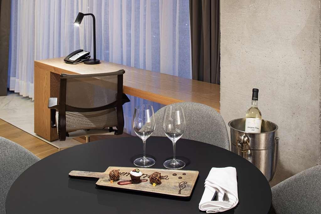 Galeria Plaza Monterrey Hotel Exterior foto A wine and cheese plate
