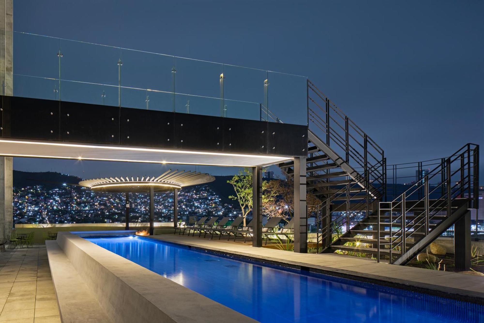 Galeria Plaza Monterrey Hotel Exterior foto Rooftop pool at the hotel