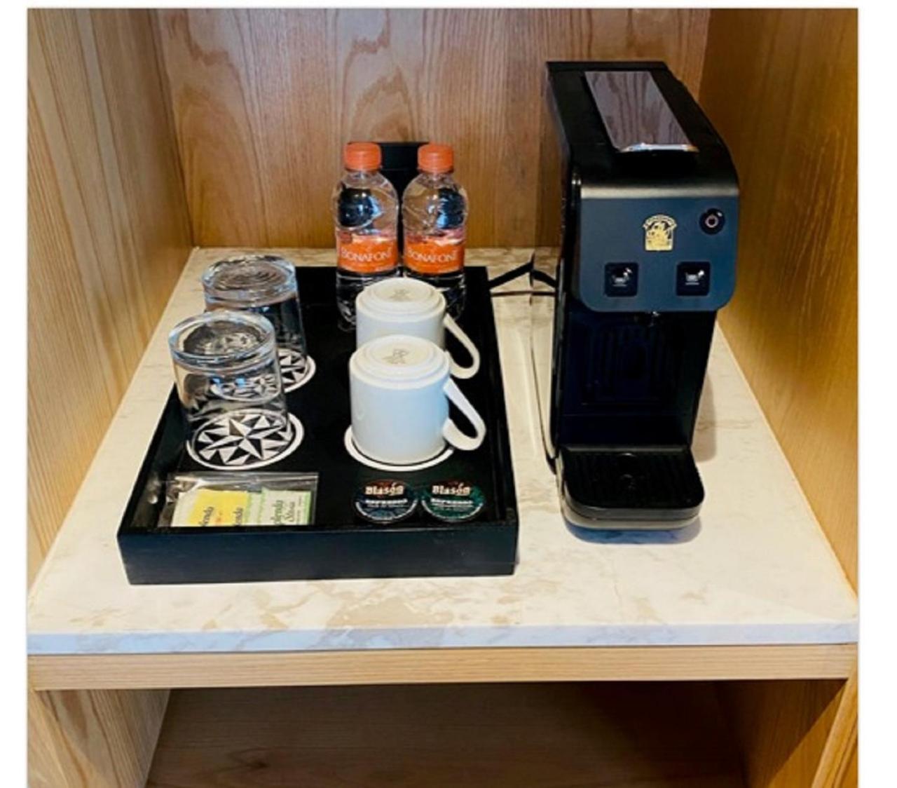 Galeria Plaza Monterrey Hotel Quarto foto A Nespresso coffee machine in a hotel room
